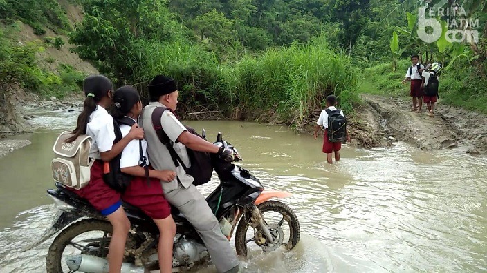 Guru di Daerah Terpencil Masih Berjuang Sendirian
