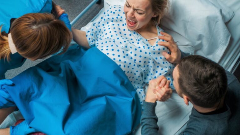 Perempuan di Pedalaman Kesulitan Akses Klinik Bersalin