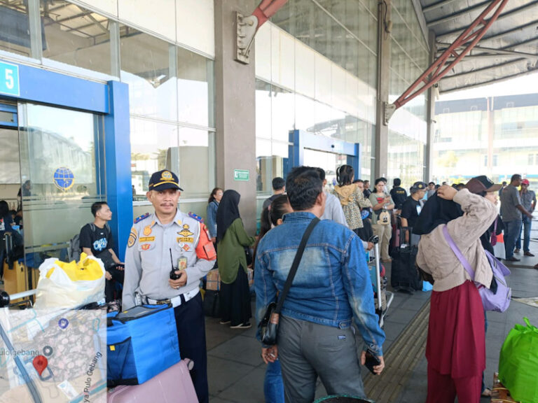 Terminal Pulo Gebang Dipadati Penumpang Awal Bulan