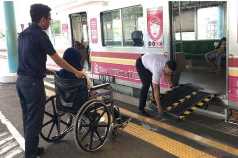 Transportasi Umum Belum Ramah Lansia dan Difabel